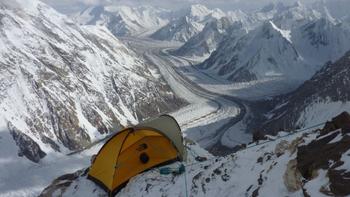 K2 Expedition 2009_Wie in einem Adlerhorst auf ca.7100m © G. Kaltenbrunner.jpg